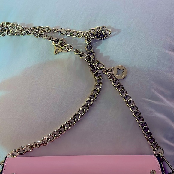 BCBG pink shoulder bag with gold chain strap - Picture 3 of 3